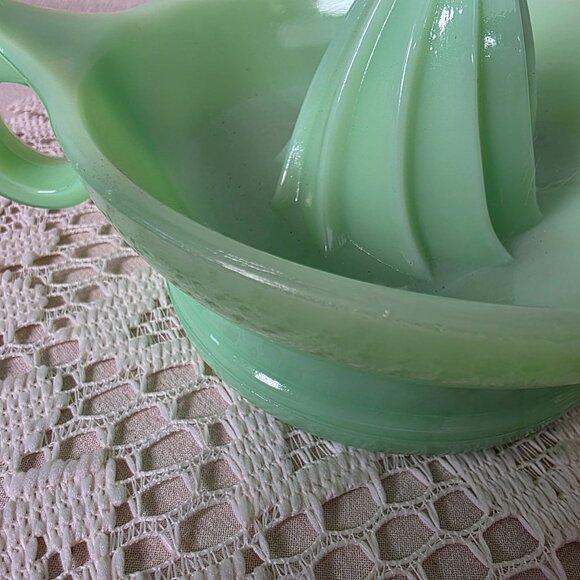 Vintage Jadeite Glass Juice Reamer With Handle & Spout - Classic Green Kitchenwa - Picture 7 of 9